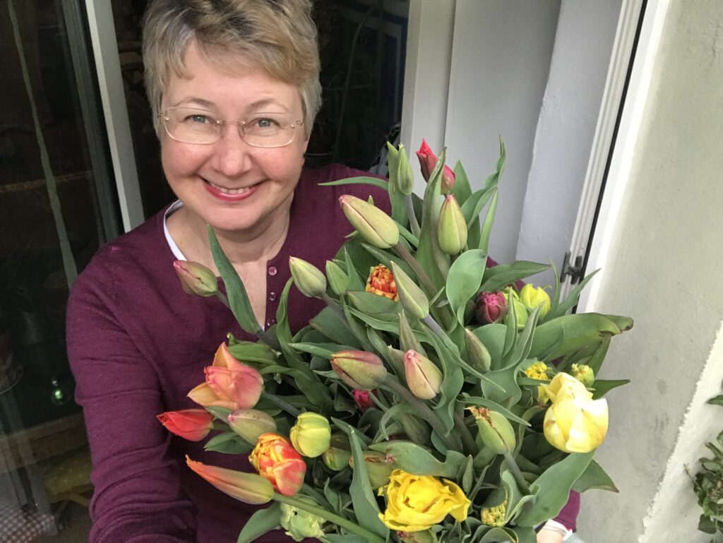 Susanne mit Tulpen