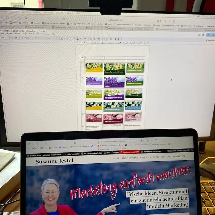 Laptop von Marketing-Mentorin Susanne Jestel zu 12 von 12, auf dem ihre Website mit dem Motto "Marketing einfach" zu sehen ist sowie auf dem zweiten, externen Bildschirm ihre Content-Planung inklusive Coverbilder.