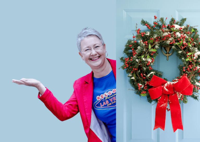 Susanne hinter Tür mit Adventskranz