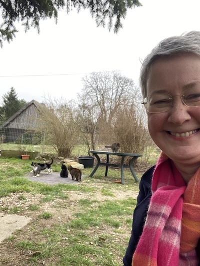 Susanne mit Katzen im Hintergrund