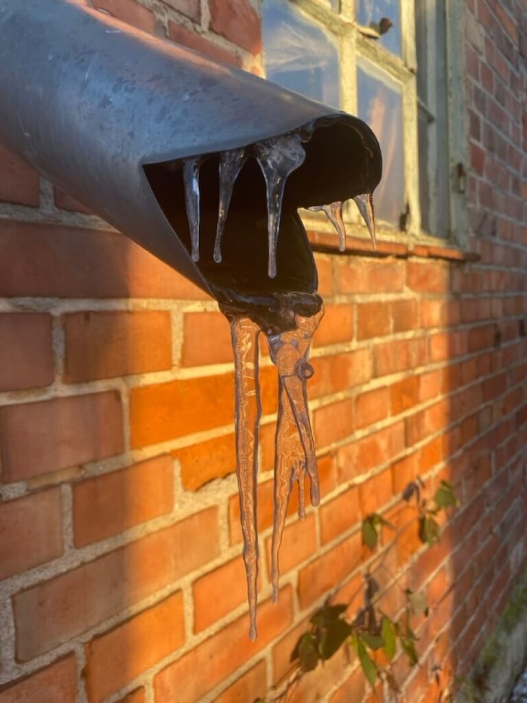 Eiszapfen am Fallrohr - verwunschen