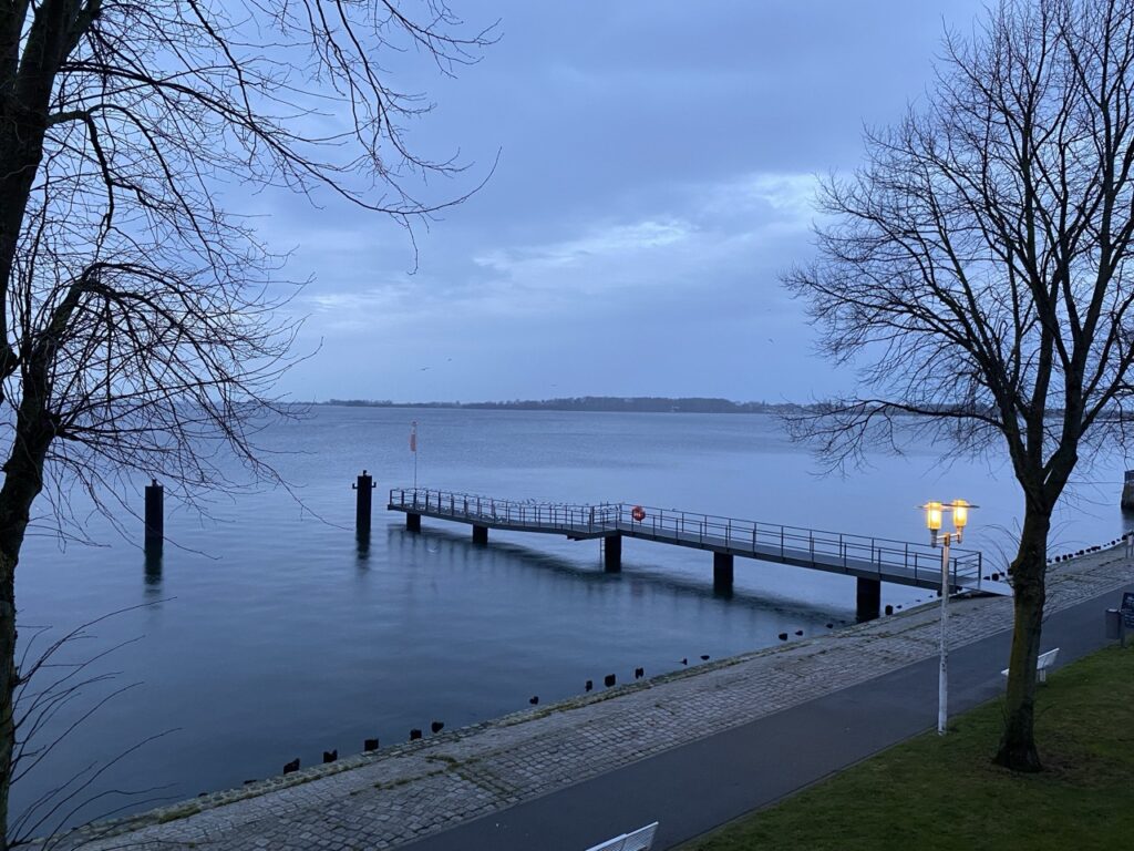 Blick über den Sund Richtung Rügen in der Dämmerung