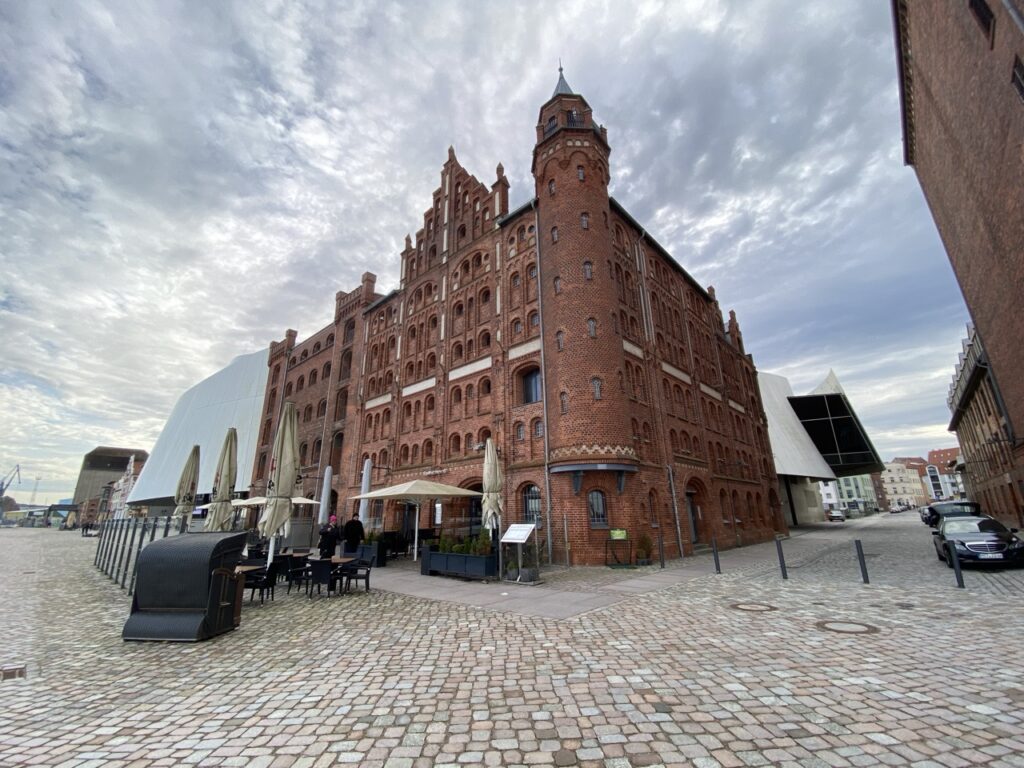 Stralsund am Hafen- Blick auf Ozeaneum