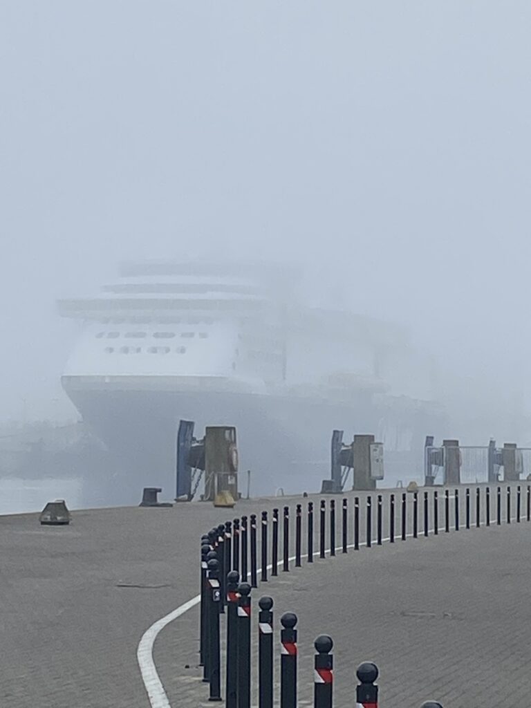 Schiff im Nebel in Kiel