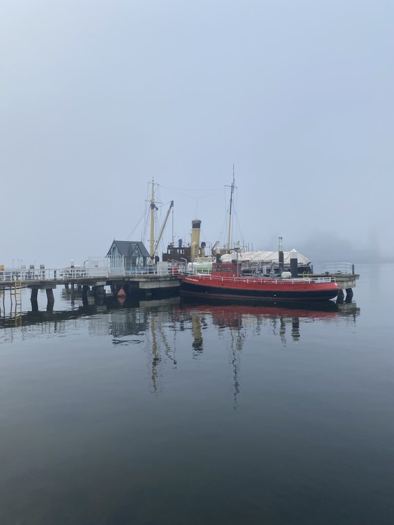 Schiffe vorm Schifffahrtmuseum in Kiel