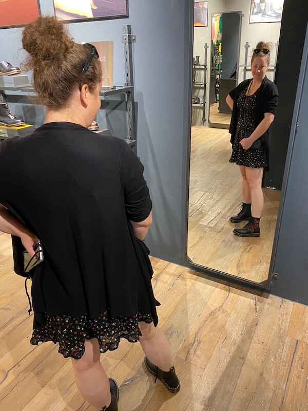 Britta mit neuen Rosen Dr.Martens
