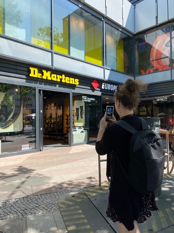 Britta fotografiert den Dr.Martens Store