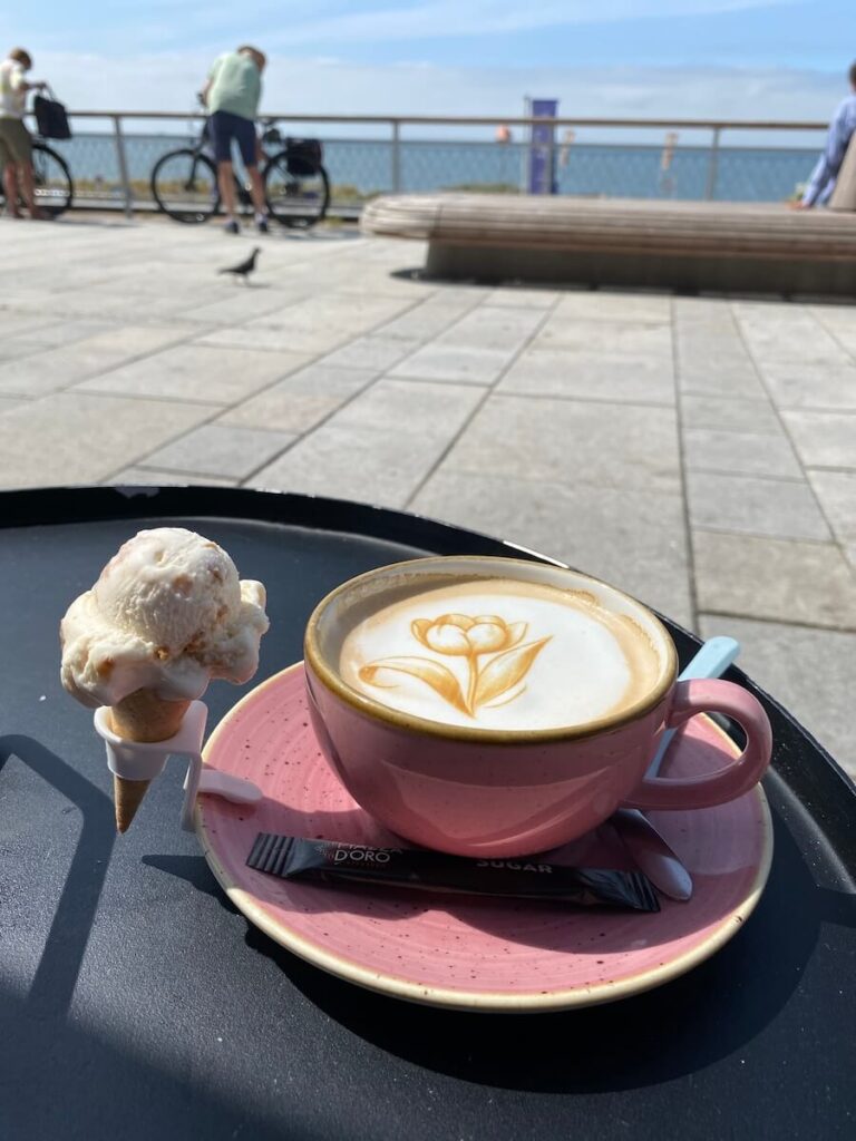 Kaffee und Eis