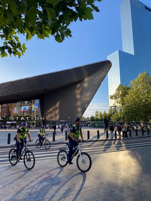 Rotterdam Bahnhof mit Polizei auf Rädern