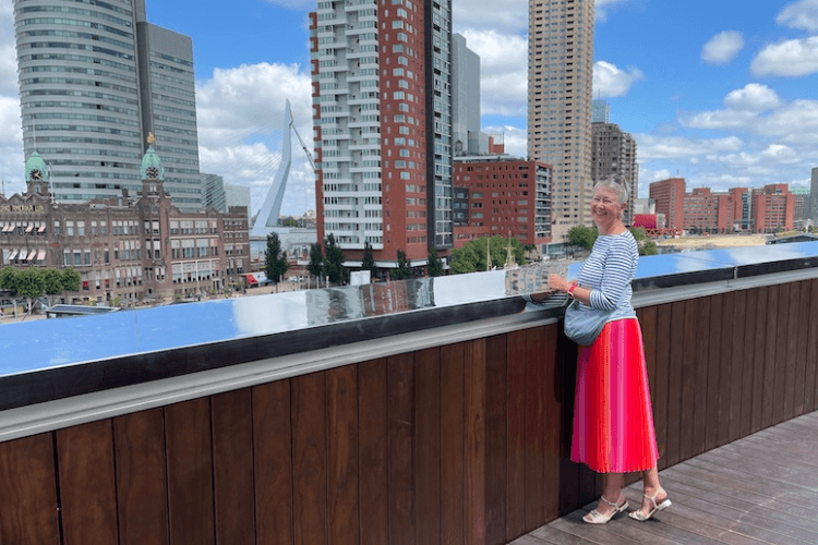 Susanne vor der Skyline in Rotterdam