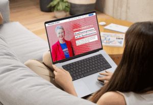 Frau vor Laptop mit Kundinennenreise