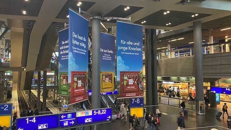 Ritter Sport Banner im Hauptbahnhof Berlin