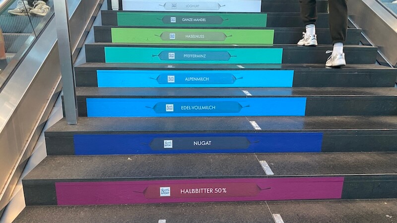 Ritter Sport Reklame auf den Stufen im Berliner Hauptbahnhof