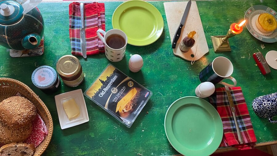 Gedeckter Frühstückstisch