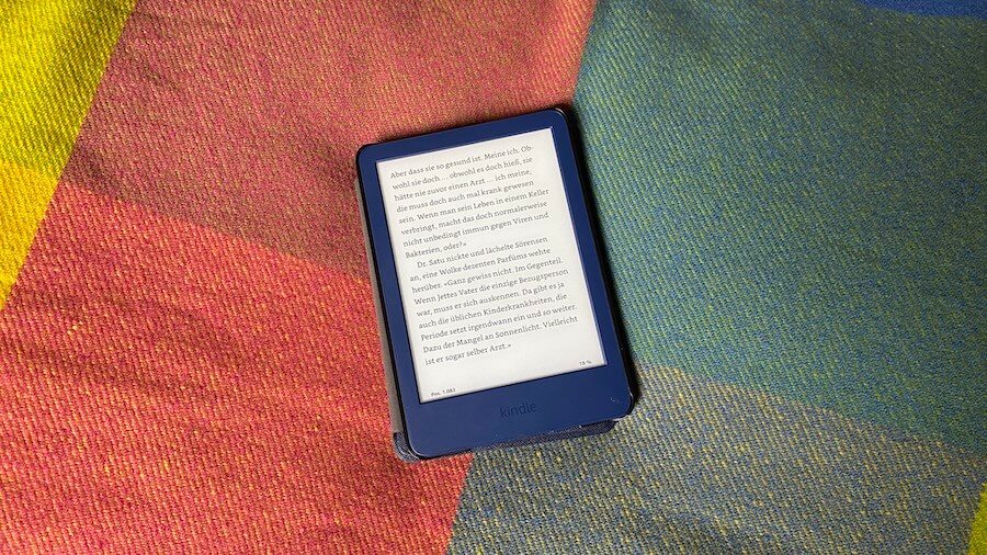 Kindle E-Reader auf karierter Wolldecke