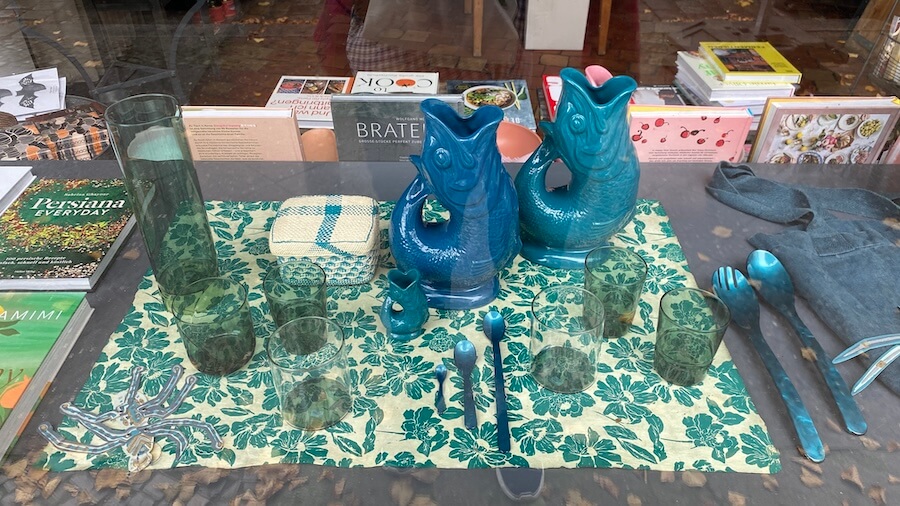Schaufenster mit Vasen in Fischform