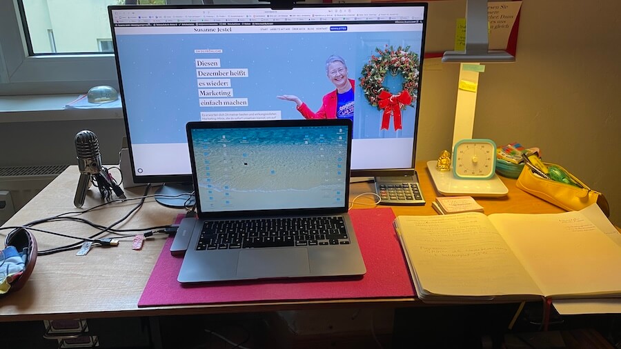 Susannes Schreibtisch mit Laptop, auf dem die Landingpage Adventskalender zu sehen ist