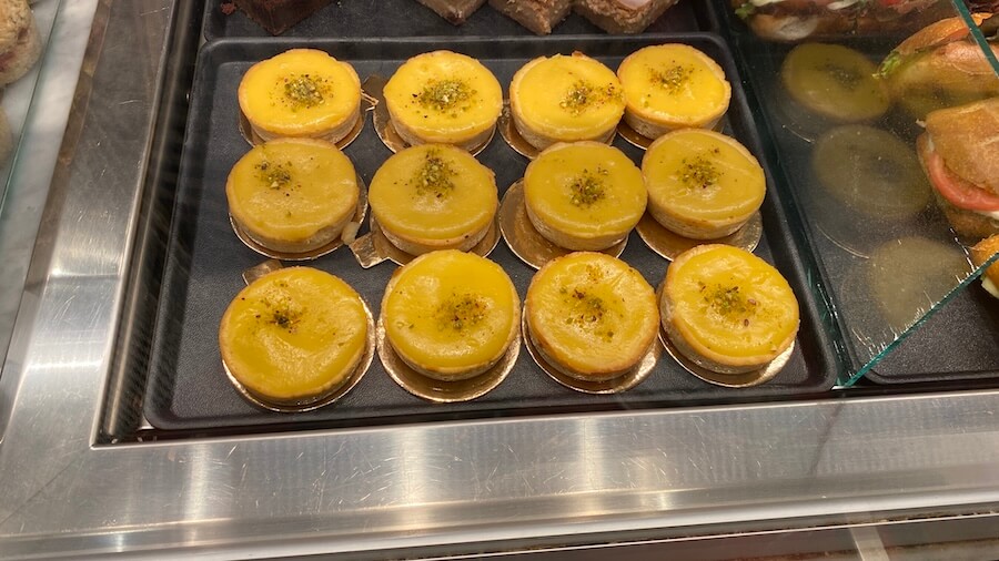 Auslage mit kleinen Zitronentörtchen