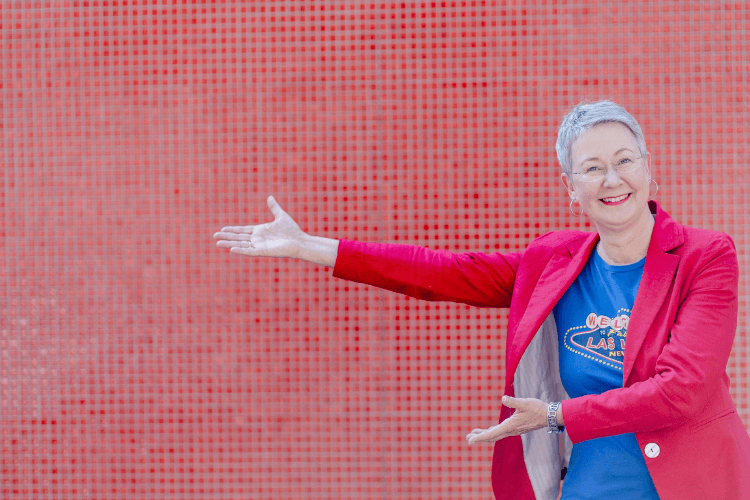 Susanne präsentiert eine Auswahl von Adventskalendern für Selbstständige