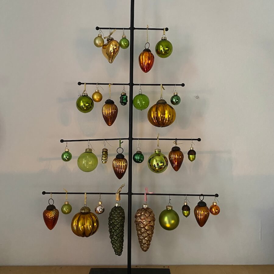 Weihnachtsschmuck an Metallgestell