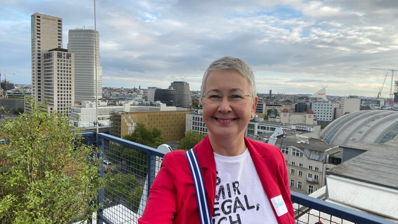 Susanne über den Dächern von Berlin