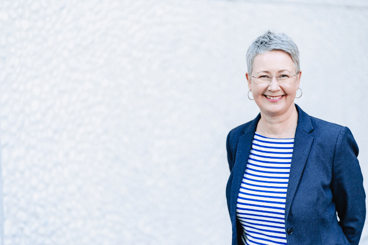 Susanne vor weißer Wand