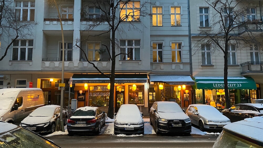 Erleuchtete Hausfassade mit Restaurant