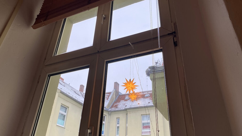 Blick in den Hinterhof, weißer Himmel, Sterne