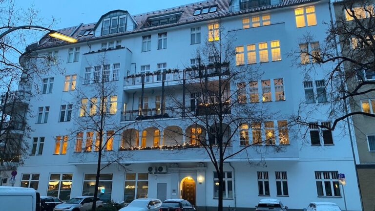 Erleuchtete Hausfassade