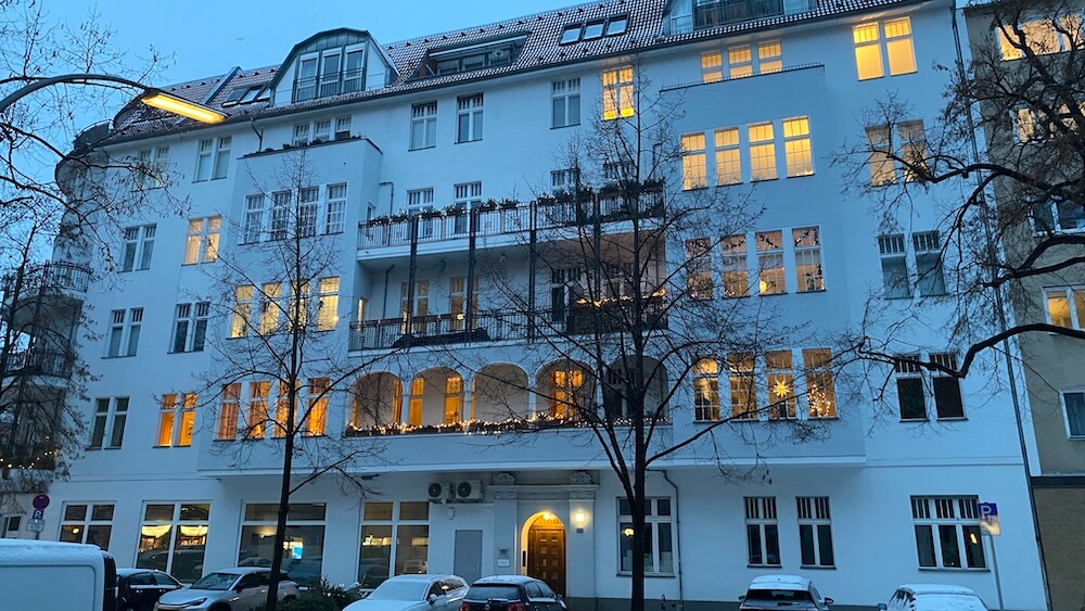 Erleuchtete Hausfassade