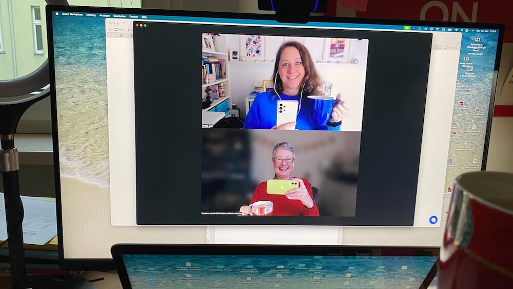 Britta und Susanne am Monitor