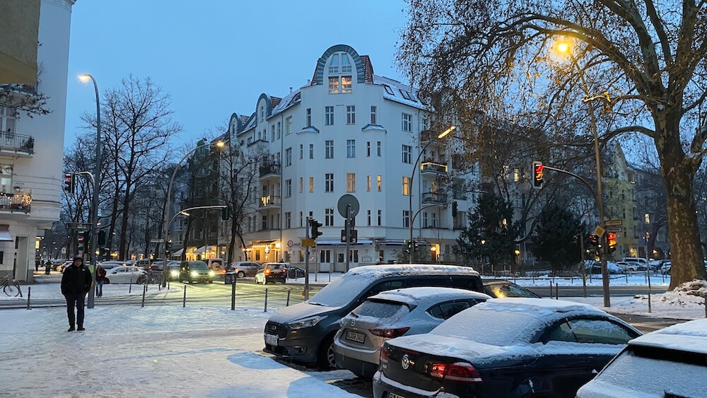 Straßenkreuzung im Schnee