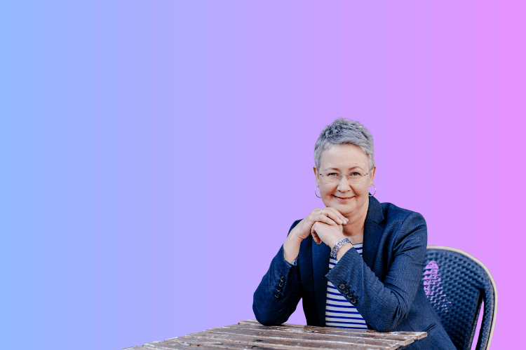 Susanne am Schreibtisch