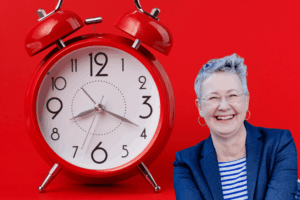 Susanne mit rotem Wecker