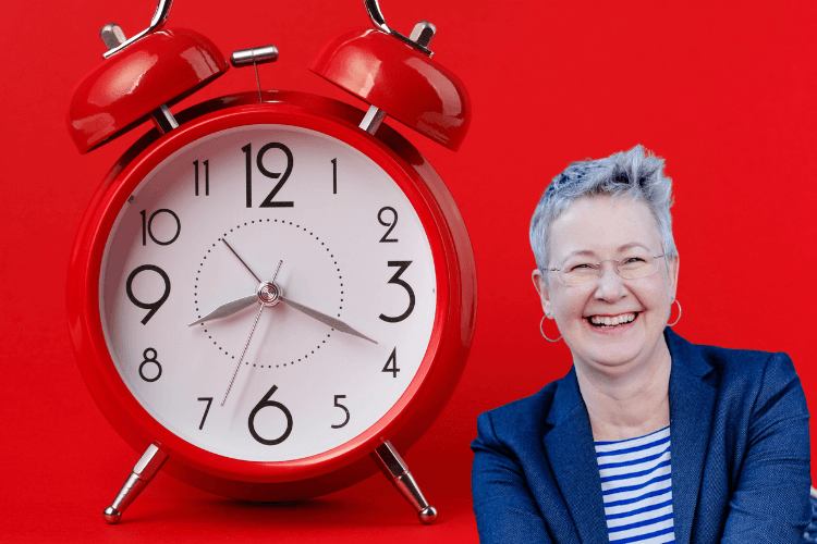 Susanne mit rotem Wecker