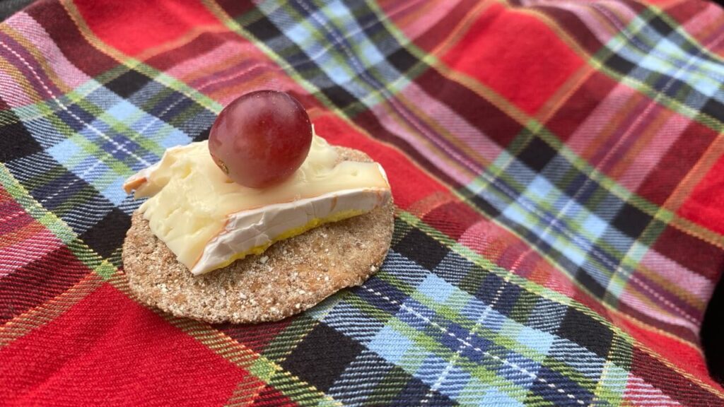 Cracker mit Käsen und Weintraube