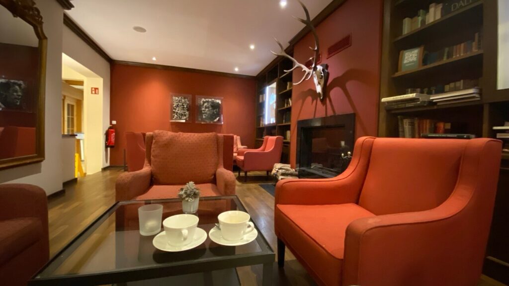 Kaffeetassen in einer Bibliothek