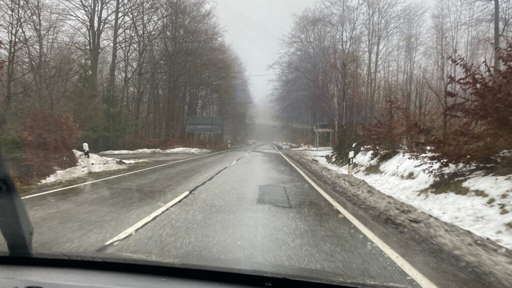 Landstrasse bei Regen