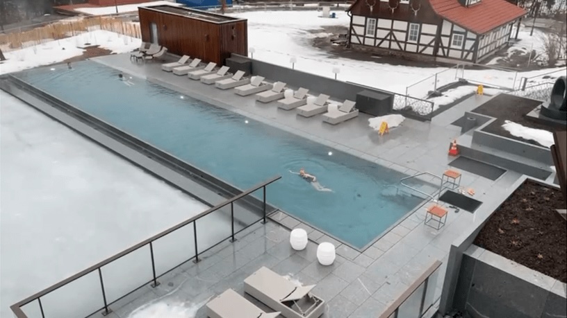 Schwimmerin im Außenpool