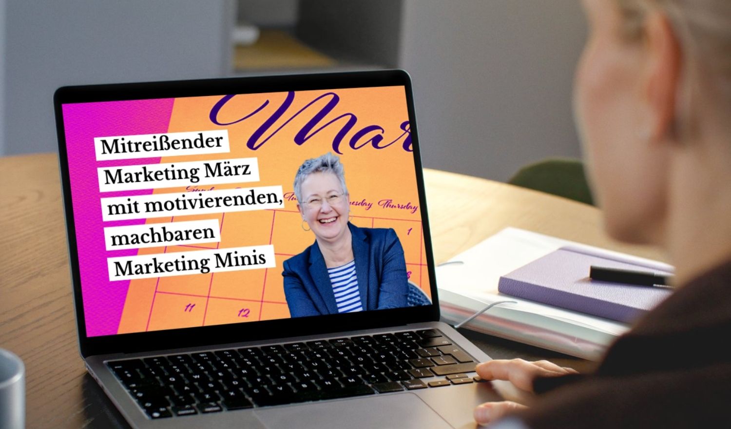 Mitreißender Marketing-März: Frau betrachtet Laptop