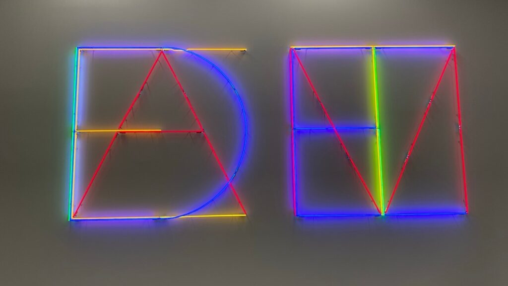 Kunstwerk aus Leuchtstoffröhren, die das Wort IDEAS darstellen