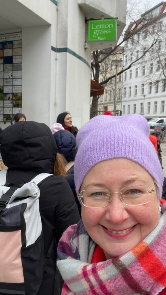 Susanne bei der Führung durch die Weiberwirtschaft