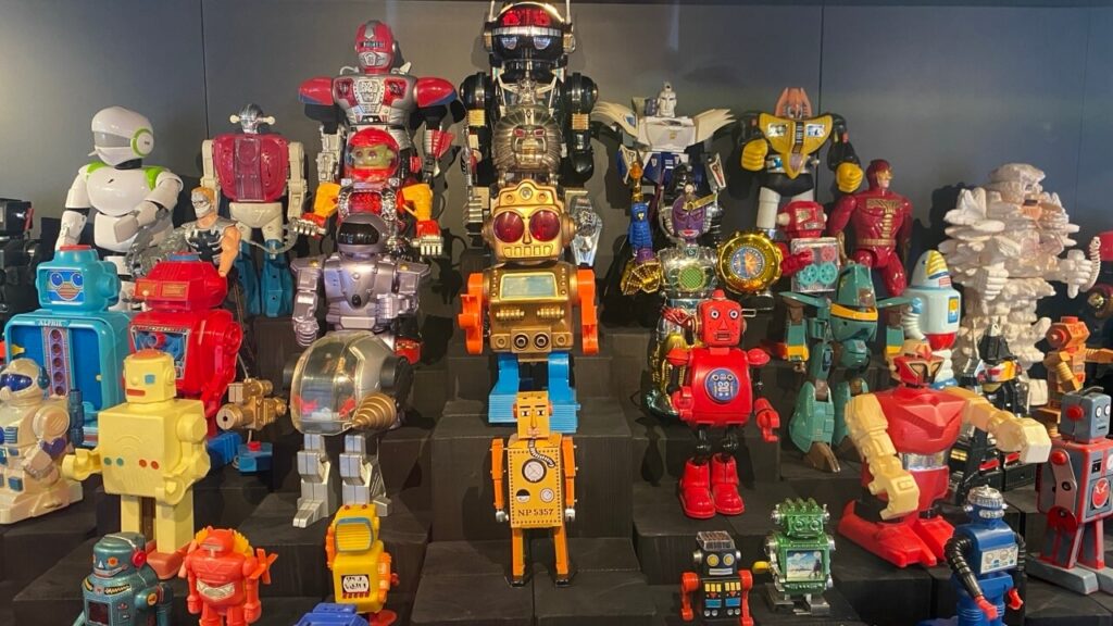 Auswahl an Spielzeugrobotern im Berliner Technik Museum