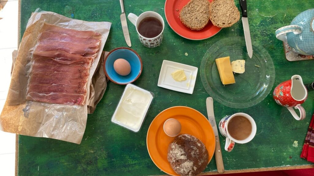 Gedeckter Frühstückstisch