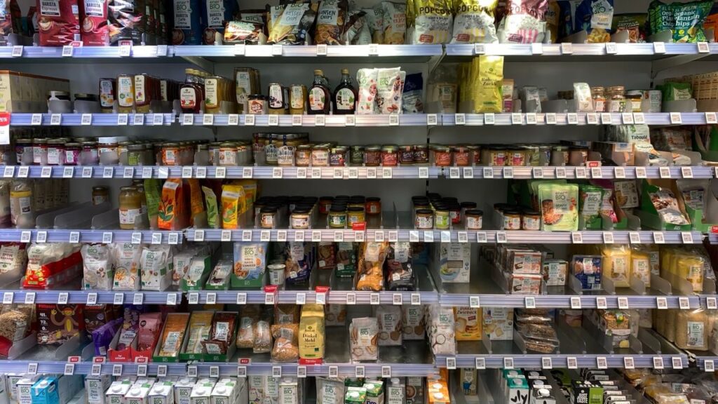 Volles Regal bei Rossmann