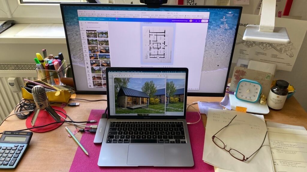 Laptop und Monitor auf Schreibtisch