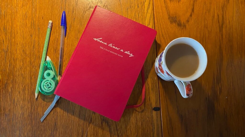 Teetasse und Tagebuch