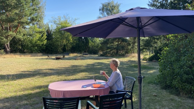Susanne im Garten des Eichhof Cottage