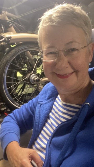 Susanne mit Klapprad im Zug