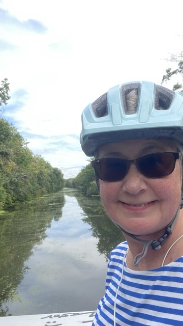 Susanne mit Helm am Fluss Jeetzel